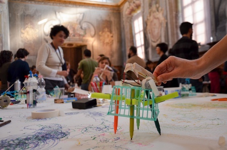 In an activity inspired by the Exploratorium’s Tinkering Studio, participants in a tinkering workshop at Il Museo Nazionale della Scienza e della Tecnologia in Milan experiment with making scribbling machines.